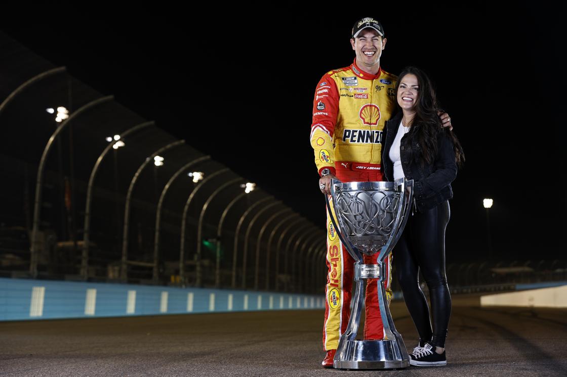 Berapa umur istri joey Logano?