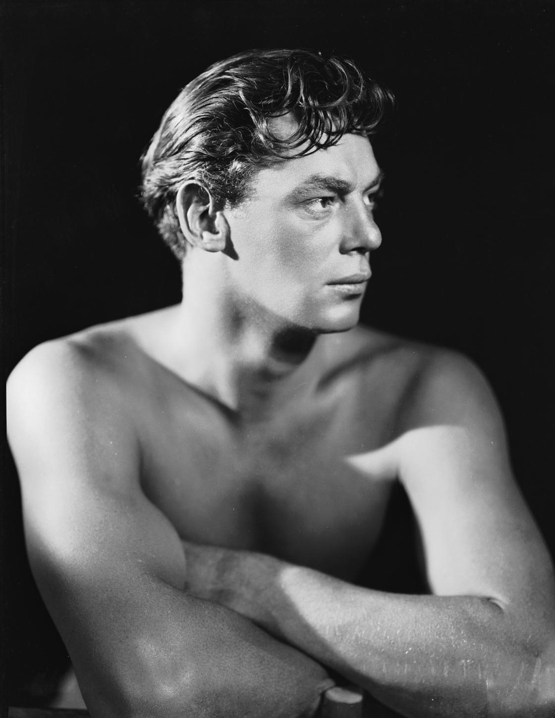 How many people did Johnny Weissmuller save?