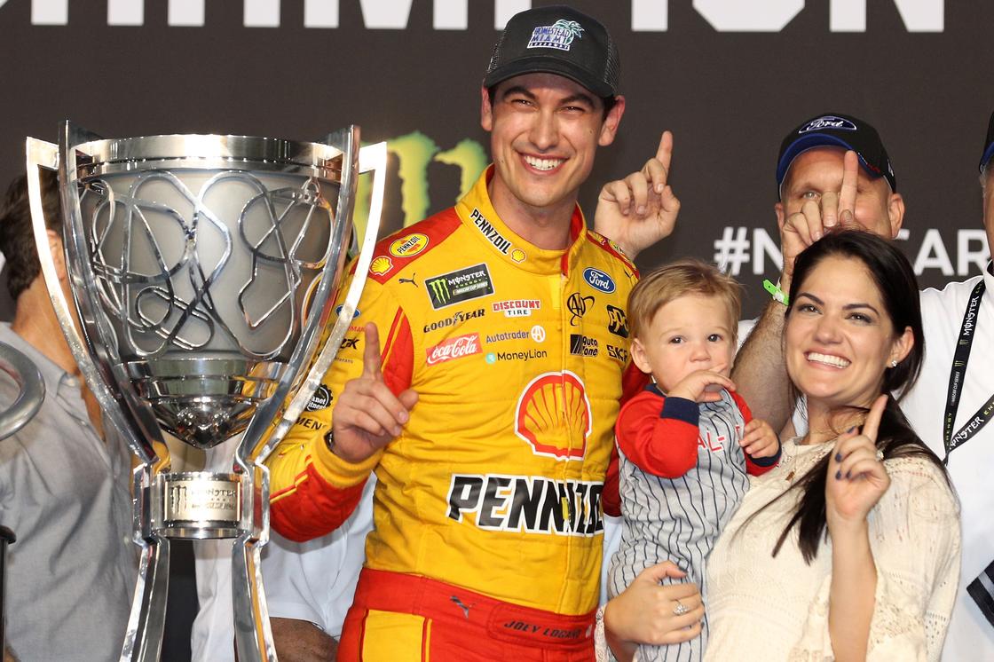 Apakah istri Joey Logano ada di Instagram?