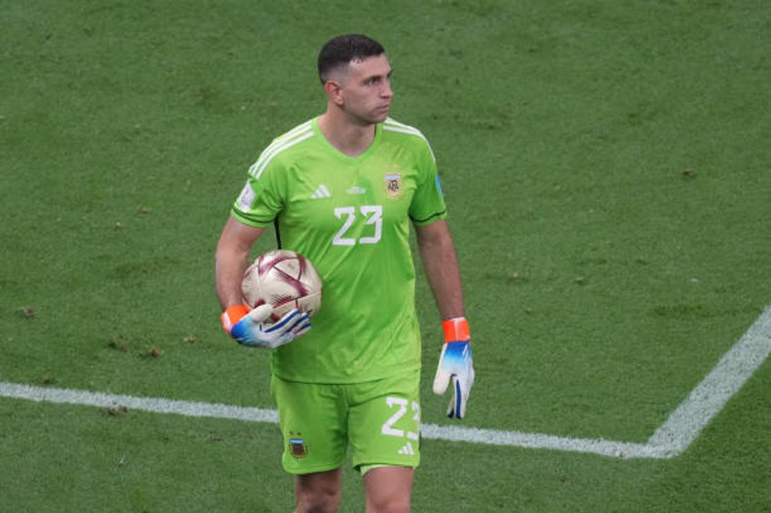 Emiliano Martínez with the golden glove trophy