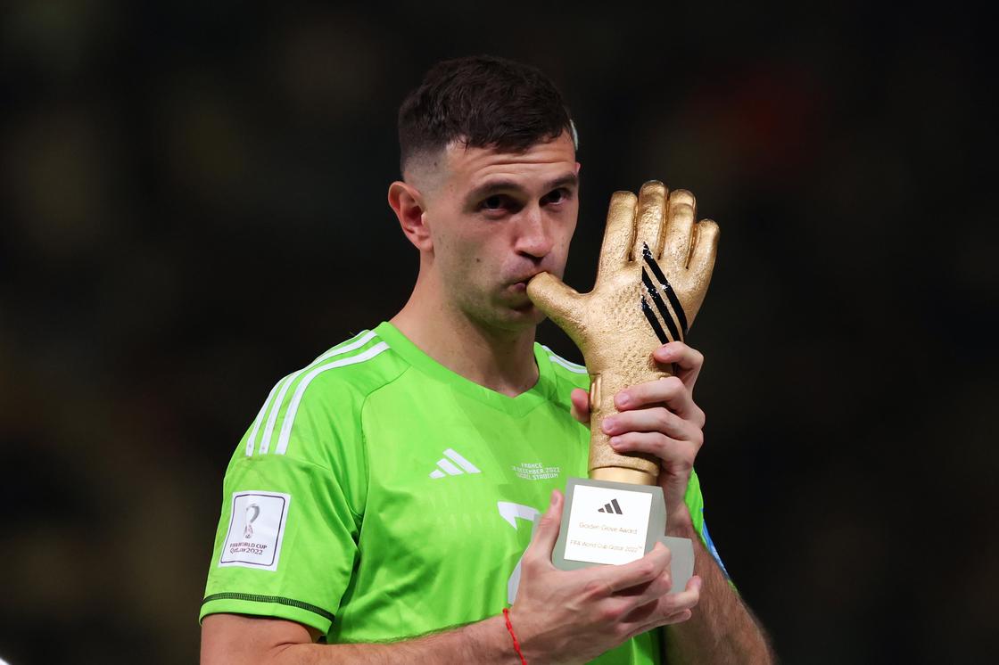 Who is Emiliano Martínez, the FIFA Golden Glove Award winner?