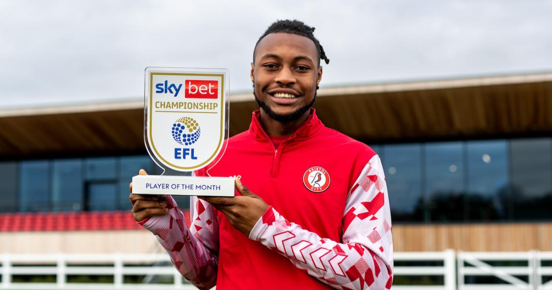 Bristol City attacker with his Championship Player of the Month award. Credit: @EFL