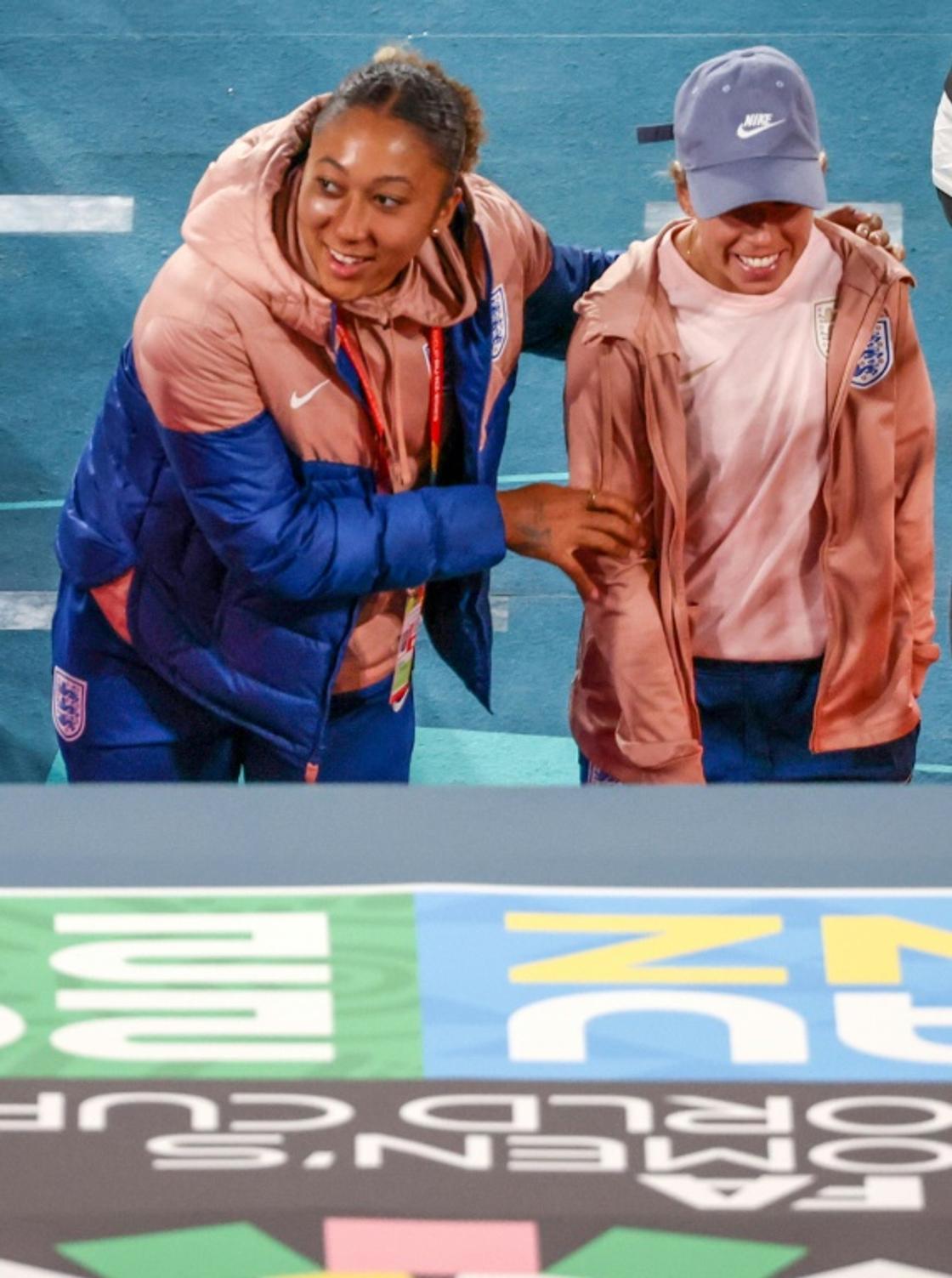 La joueuse anglaise Lauren James (à gauche) marche avec son coéquipier Jordan Nobbs