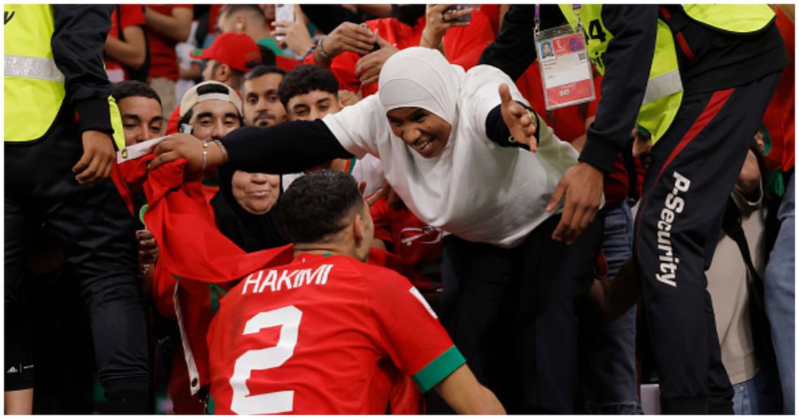 Achraf Hakimi: Cómo la estrella marroquí celebró con la boca de su madre Saadia tras la victoria de WC sobre España con vídeo