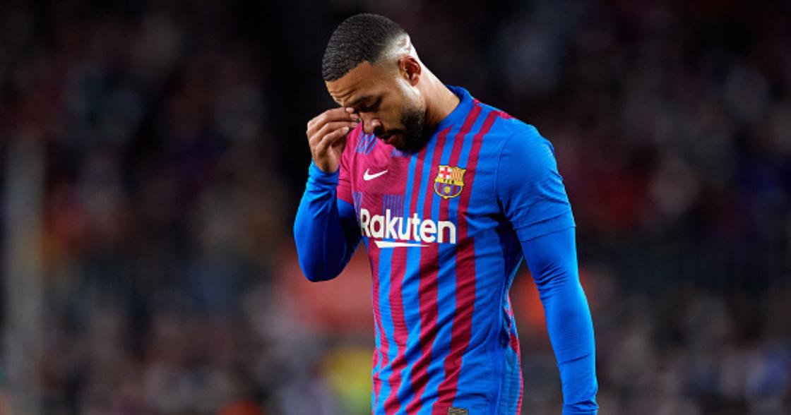 Memphis Depay of FC Barcelona shows his dejection during the La Liga Santander match between FC Barcelona and Real Betis at Camp Nou on December 04, 2021 in Barcelona, Spain. (Photo by Alex Caparros/Getty Images)