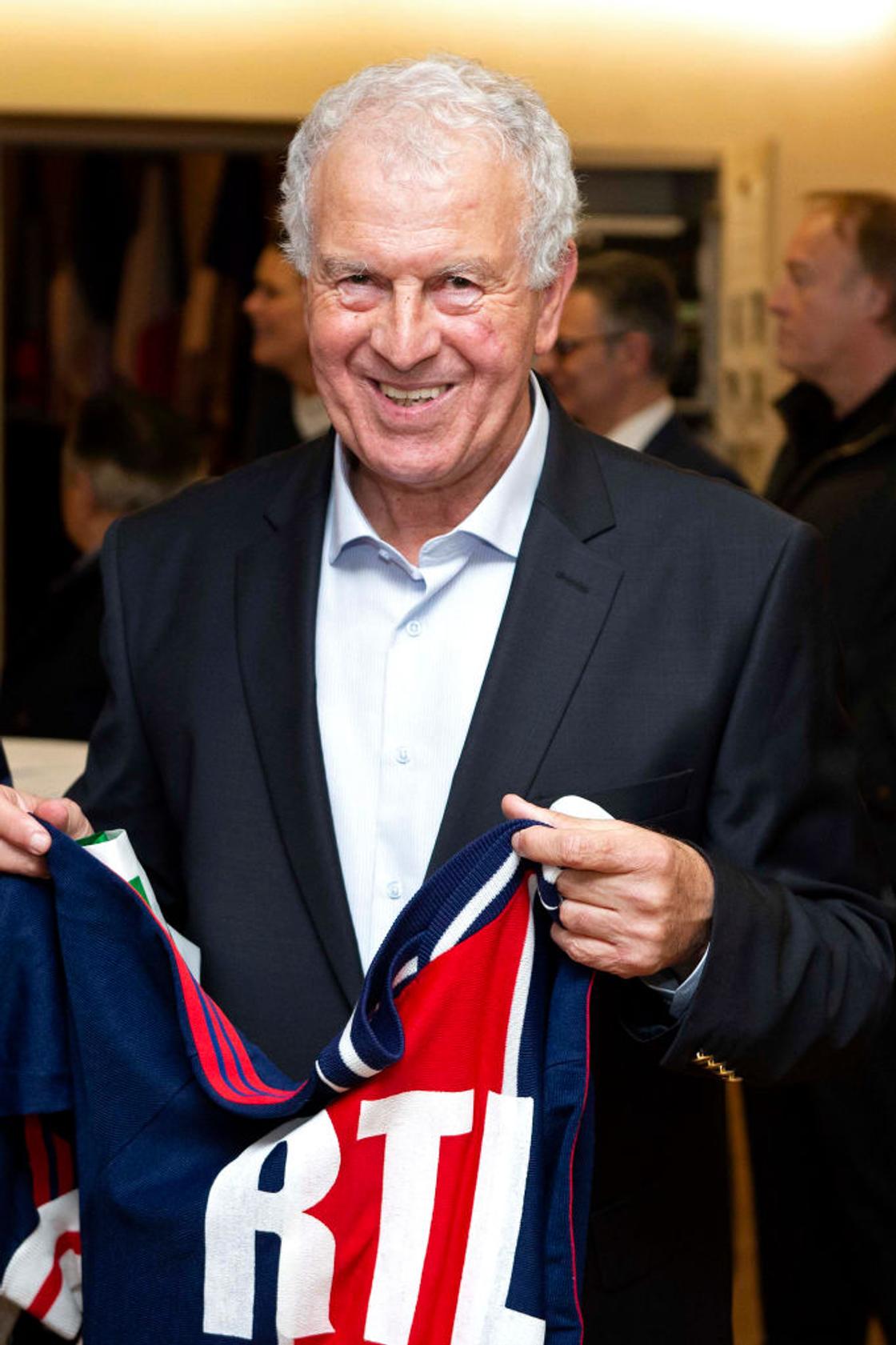 Dahleb receiving his former jersey during a PSG honoring ceremony in the Townhall in 2019