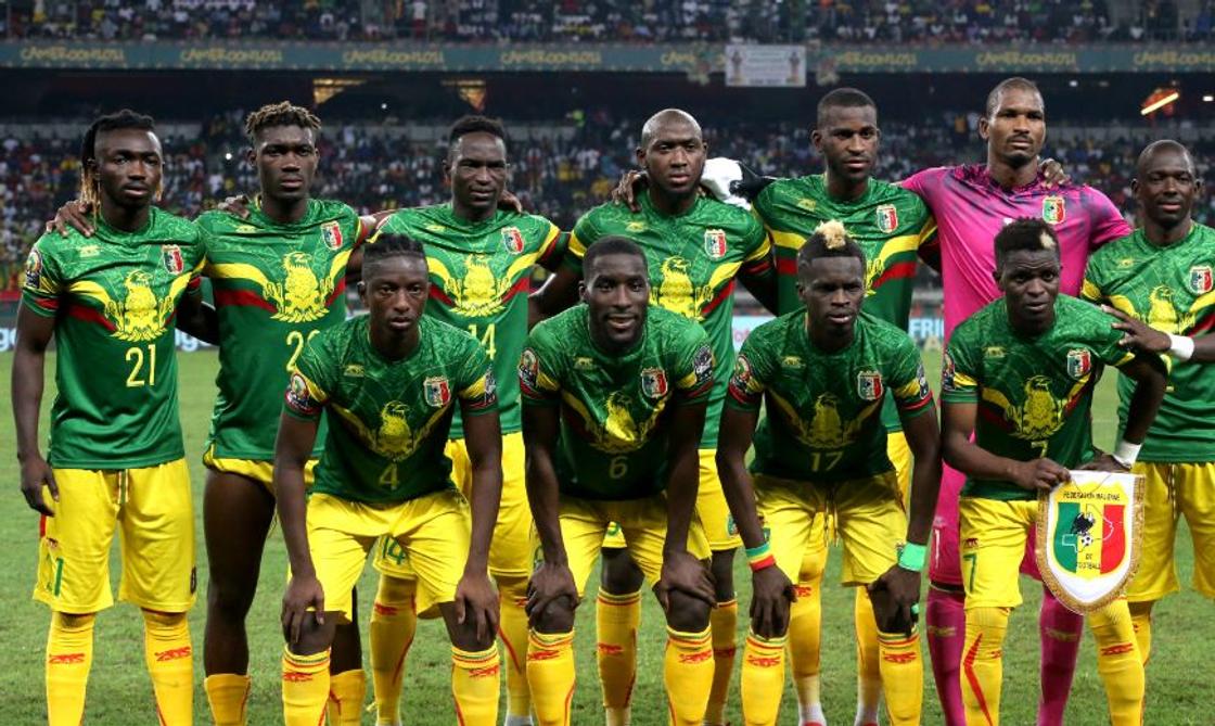 Africa sports. Сборная Камерун Луиз. Сборная Камеруна 1994. Камерун сборная 1984. Сборная Камеруна по футболу.