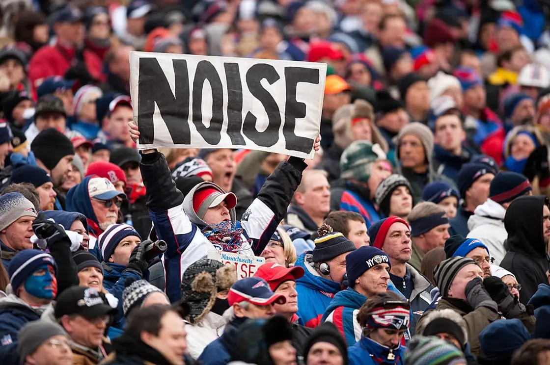 Kansas City Chiefs Tomahawk Chop - Loudest Crowd in the World (Guinness  World Record) 