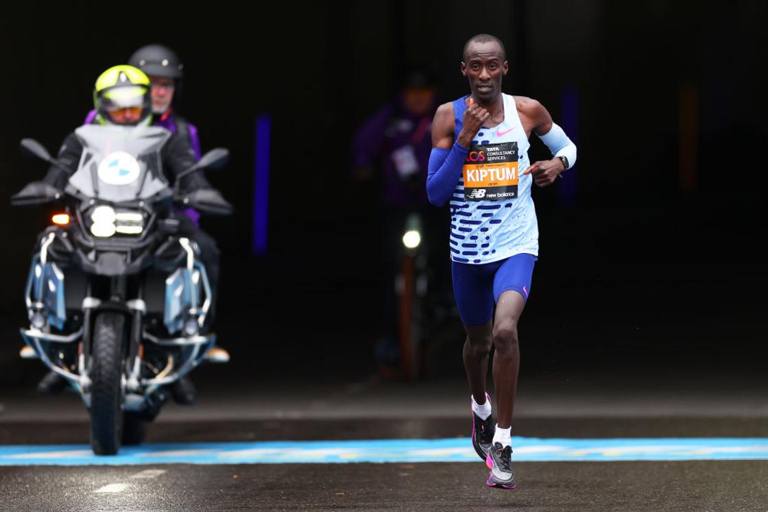 Kelvin Kiptum shatters Eliud Kipchoge's course record to win the London ...