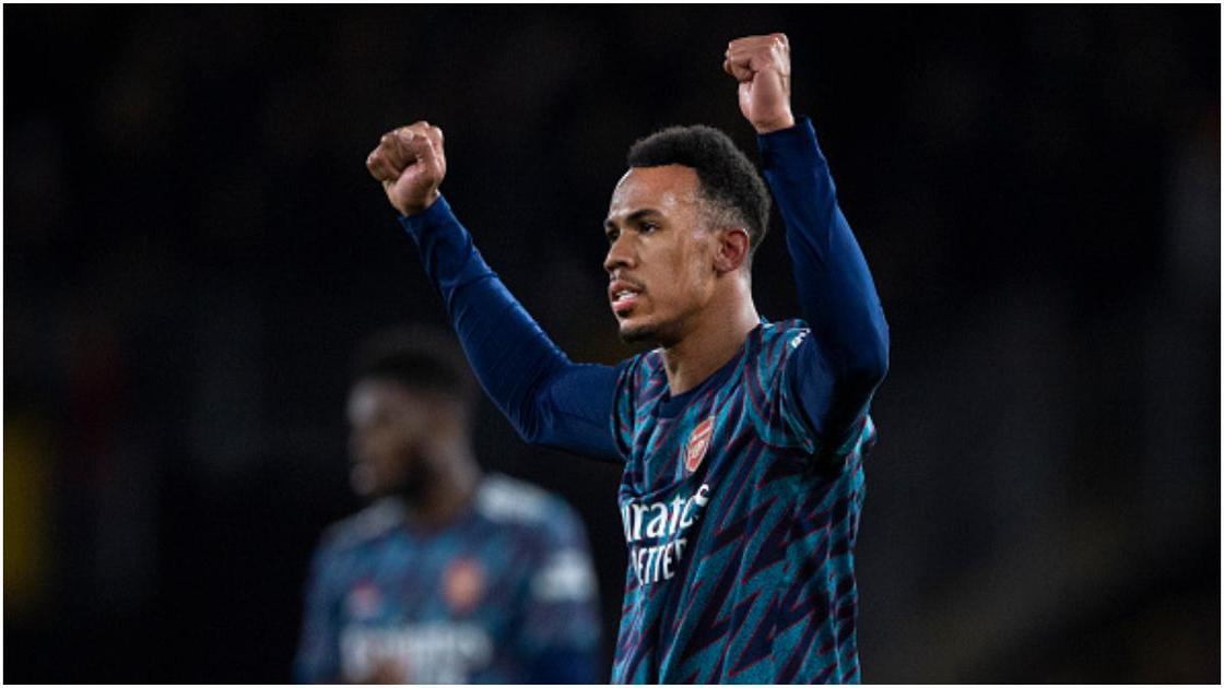 Premier League club Arsenal battle to victory at Wolves after Gabriel Martinelli shown strangest of red cards
