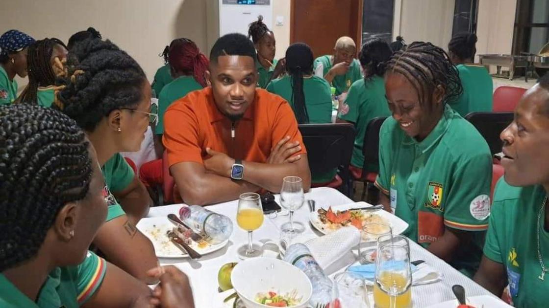 Lovely moment as FECAFOOT President Samuel Eto’o spends time with Cameroon female national team