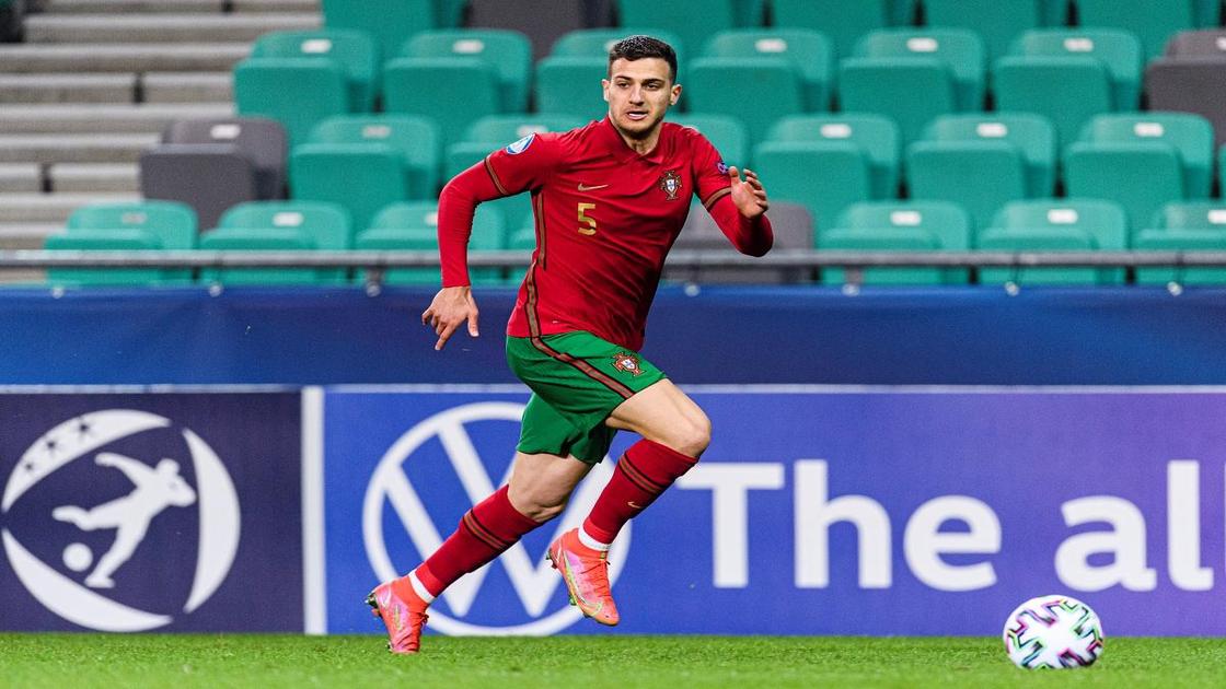 Diogo Dalot's net worth, salary, age, stats, house, cars, contract