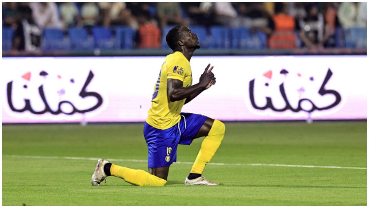 النجم السنغالي ساديو ماني يكتب باللغة العربية يوجه رسالة لجماهير النصر بعد الفوز على الرائد