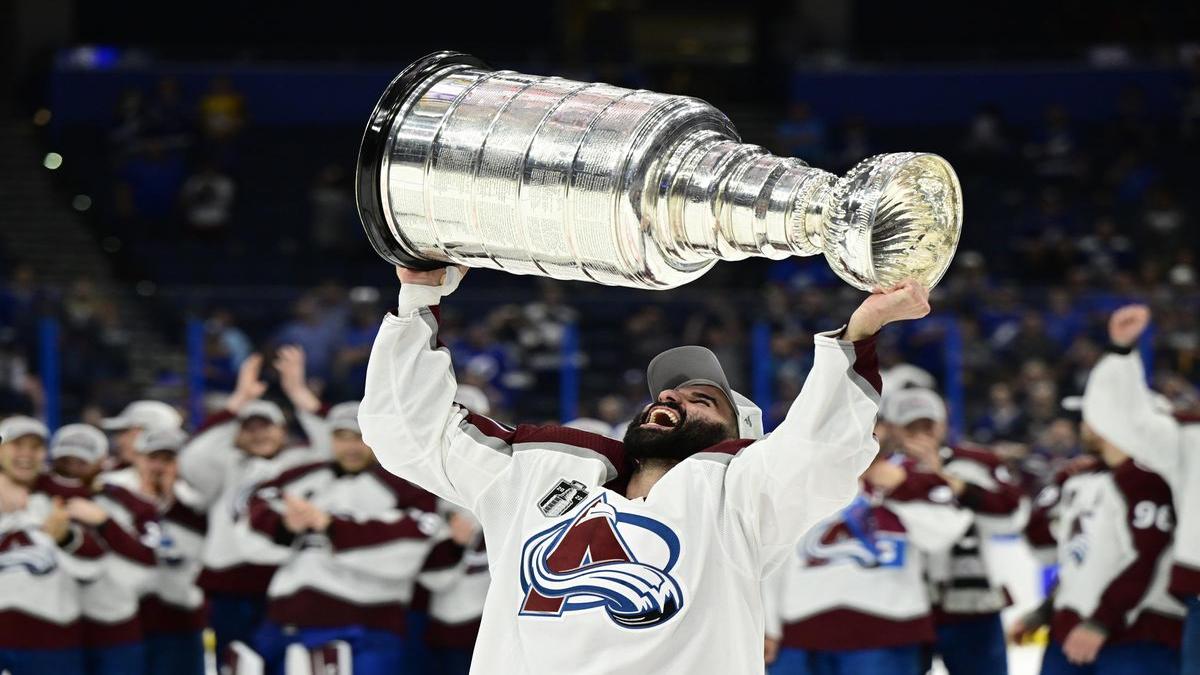 Has anyone seen a mug like this one for our Stanley Cup this year? Can't  find anything on the nhl shop like this : r/ColoradoAvalanche