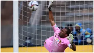 Watch Itumeleng Khune being a superstar between the Kaizer Chiefs goalposts