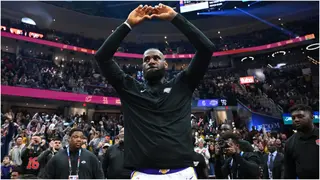 LeBron James: Lakers Star Receives Standing Ovation in His Return to Cleveland Cavaliers
