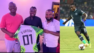 Moses Simon meets top Nigerian Governor, presents him awesome Super Eagles jersey