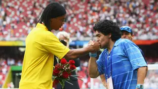 Iconic Moment Ronaldinho Honours Legendary Diego Maradona in India with Floral Tribute: Video