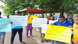 Staff, coaches of top Nigerian club storm Government House to demand for their unpaid salaries