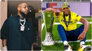 Super Eagles Star Chukwueze Kisses His Europa League Medal As He Teaches Villarreal Fans Davido’s Famous Slang