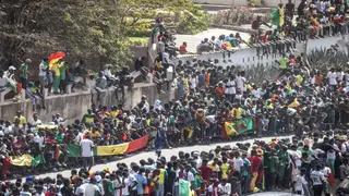 Mane, teammates arrive Senegal as thousands storm the streets in stunning and amazing video