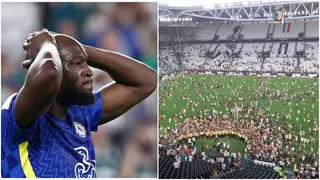 Juventus fans invade pitch to protest against Lukaku's signing