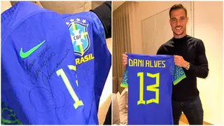 Gabriel Jesus helps Arsenal teammate get signed jersey of Brazil legend