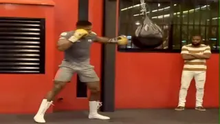 Anthony Joshua Trains Under Mayweather’s Watchful Eyes Ahead of Rematch With Usyk