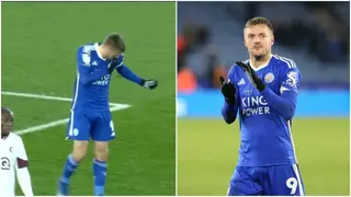 Jamie Vardy: Leicester City forward punches himself after missing open chance vs Watford