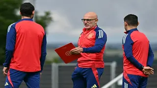 De la Fuente calls on Spain players to make history in Euros final