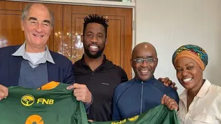 Springboks Captain Siya Kolisi Shares Beautiful Snap with Family, Gives Them His Shirts