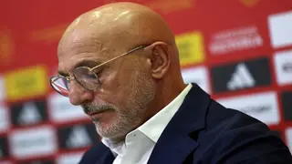 Spain coach apologises for applauding controversial Rubiales speech