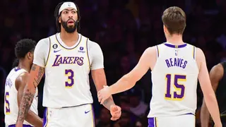 Anthony Davis spoils Stephen Curry’s return as Lakers beat surging Warriors