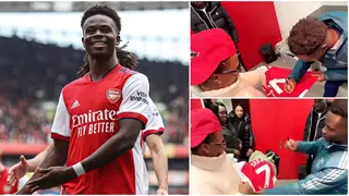 Saka Meets Nigerian Musician Wizkid, Presents Jersey to Singer After Arsenal Beat Liverpool: Video