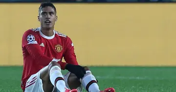 Raphael Varane of Manchester United lies injured during the UEFA Champions League group F match between Atalanta and Manchester United at Gewiss Stadium on November 02, 2021 in Bergamo, Italy. (Photo by Matthew Peters/Manchester United via Getty Images)