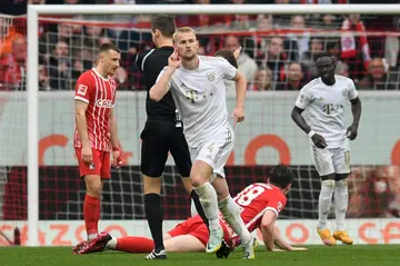 Matthijs de Ligt (C) celebrates what proved to be the winner for Bayern Munich against Freiburg