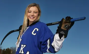 Who is the best female ice hockey player of 2022?