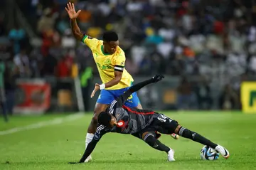 Themba Zwane (L) of Mamelodi Sundowns fights for the ball with Monnapule Saleng of Orlando Pirates.