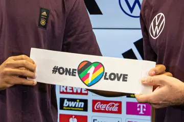 German internationals Thilo Kehrer (L) et Jonas Hofmann hold the "One Love" armband at a press conference last year -- FIFA banned teams from wearing the armband at the World Cup in Qatar