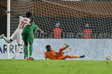 Cape Verde's Ryan Mendes (L) scored the only goal from the penalty spot against Mauritania to book a place in the Africa Cup of Nations quarter-finals