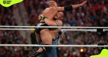 Dwayne 'The Rock' Johnson (l) and John Cena (r) in a bearhug