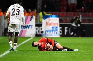 Rennes' French forward Martin Terrier (C) suffered a right knee injury against Nice