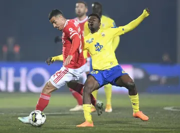 Benfica's Portuguese midfielder Chiquinho (L) vies with Arouca's Ivorian midfielder Ismaila Soro