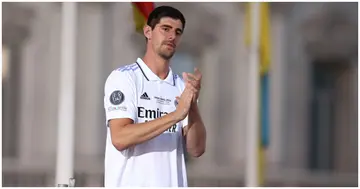 Thibaut Courtois salutes the fans during the celebration of Real Madrid as winners of the 14th UEFA Champions League against Liverpool FC at Cibeles. Photo By Oscar J. Barroso.