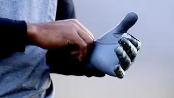 Do pros wear gloves when chipping?