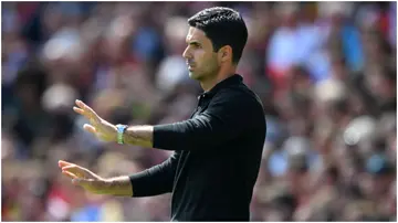 Mikel Arteta gives the team instructions during the Premier League match between Arsenal FC and Nottingham Forest at Emirates Stadium. Photo by Clive Mason.