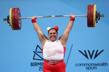 What are the weight classes in women's powerlifting?