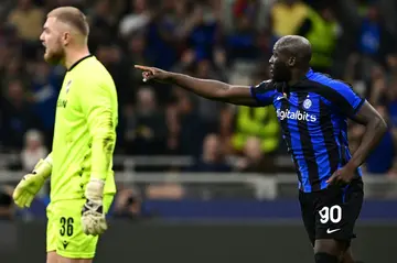 Romelu Lukaku (R) scored on his return from injury as Inter Milan reached the last 16 in style