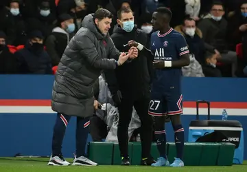 Idrissa Gueye (R) with former PSG coach Mauricio Pochettino (L) last season