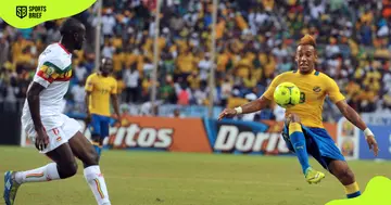 Gabon's striker Pierre-Emerick Aubameyang (r).